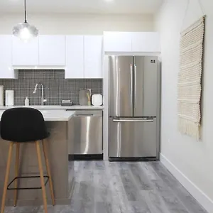 Executive Bsmt Suite, King Bed, 5 Min To Dt & Whyte Ave, Sleeps 6! Apartment